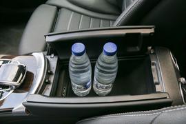 中央扶手箱空间