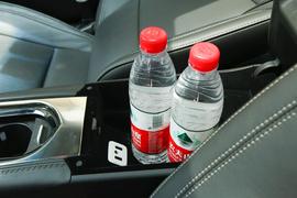 中央扶手箱空间