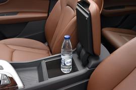 中央扶手箱空间