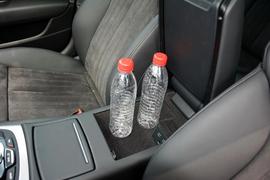 中央扶手箱空间