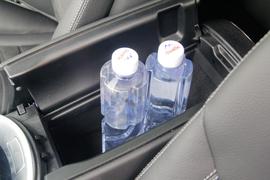 中央扶手箱空间