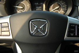 2013款江铃驭胜S350 2.4T两驱自动柴油豪华版