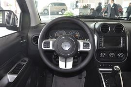 2014款Jeep指南者2.0L两驱豪华版