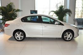 2013款标致408 2.0L手自一体舒适版