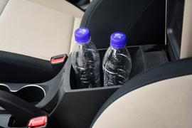 中央扶手箱空间