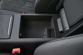 中央扶手箱空间