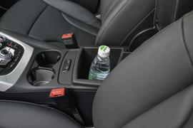 中央扶手箱空间