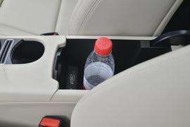 中央扶手箱空间