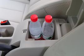 中央扶手箱空间