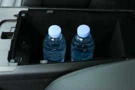 中央扶手箱空间