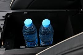 中央扶手箱空间