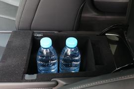 中央扶手箱空间