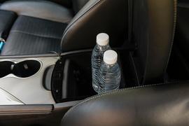 中央扶手箱空间