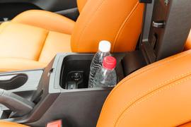 中央扶手箱空间