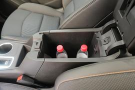 中央扶手箱空间