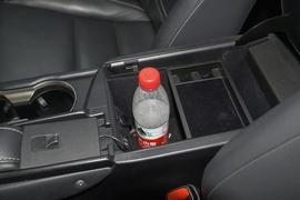 中央扶手箱空间