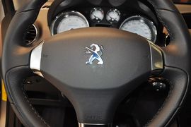 2013款标致408 2.0L手自一体豪华版