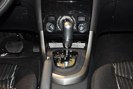 2013款标致408 2.0L手自一体豪华版