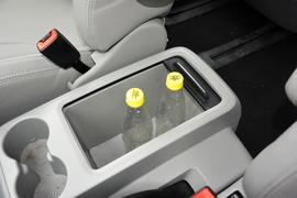 中央扶手箱空间