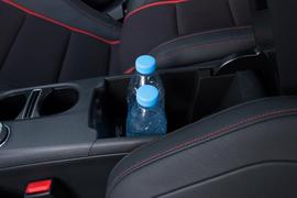 中央扶手箱空间