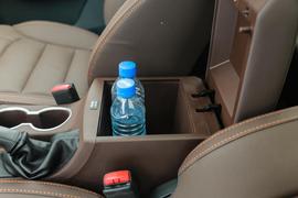 中央扶手箱空间