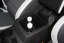 中央扶手箱空间