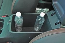 中央扶手箱空间