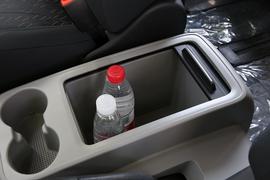 中央扶手箱空间