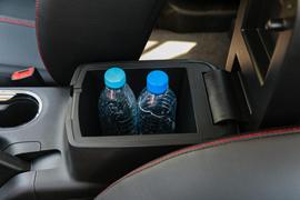 中央扶手箱空间