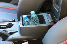 中央扶手箱空间