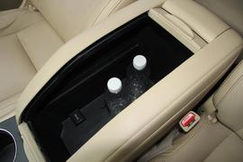 中央扶手箱空间