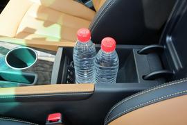 中央扶手箱空间