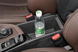 中央扶手箱空间