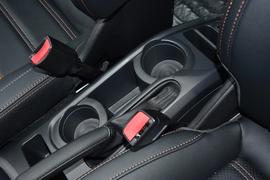 中央扶手箱空间