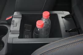 中央扶手箱空间