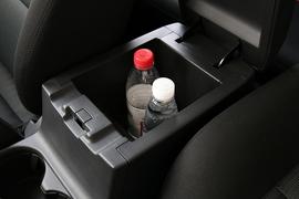 中央扶手箱空间