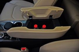 中央扶手箱空间