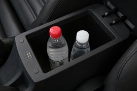 中央扶手箱空间