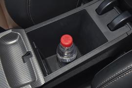 中央扶手箱空间