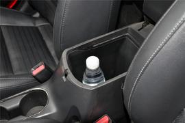 中央扶手箱空间