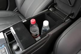 中央扶手箱空间