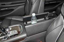 中央扶手箱空间