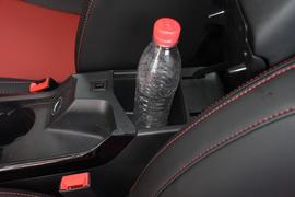 中央扶手箱空间