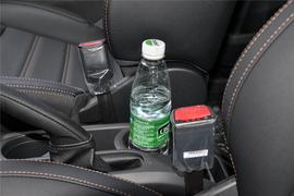 中央扶手箱空间