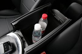 中央扶手箱空间