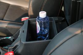 中央扶手箱空间