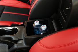 中央扶手箱空间