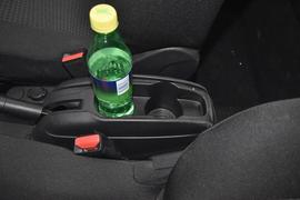 中央扶手箱空间