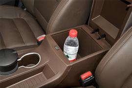 中央扶手箱空间