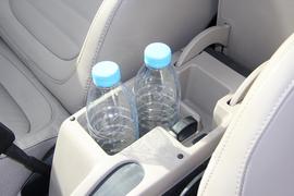 中央扶手箱空间